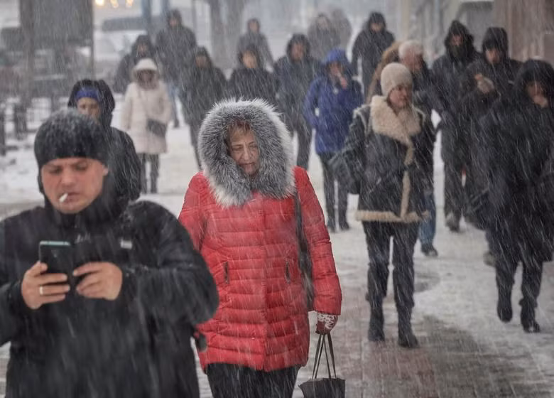 Đường phố của thủ đô Kiev, Ukraine, trong một ngày tuyết rơi. (Ảnh: Reuters)