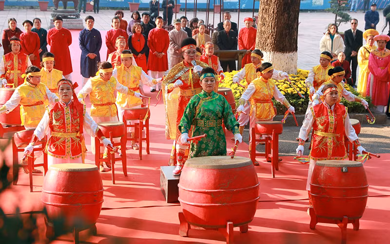 Hà Nội nỗ lực khai thác giá trị di sản để phát triển kinh tế-xã hội. (Trong ảnh: Biểu diễn trống hội tại Hoàng thành Thăng Long).