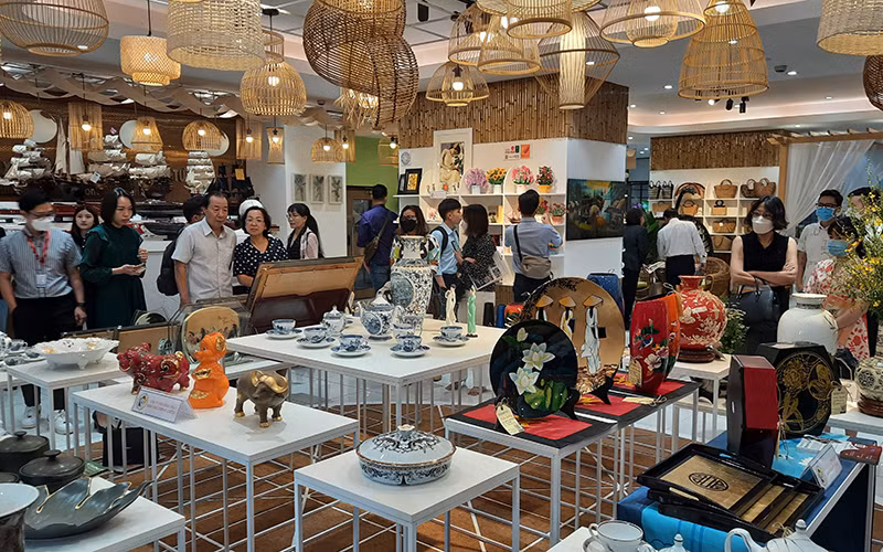 Các doanh nghiệp tham quan phòng trưng bày thuộc Trung tâm Xúc tiến thương mại và đầu tư thành phố. 