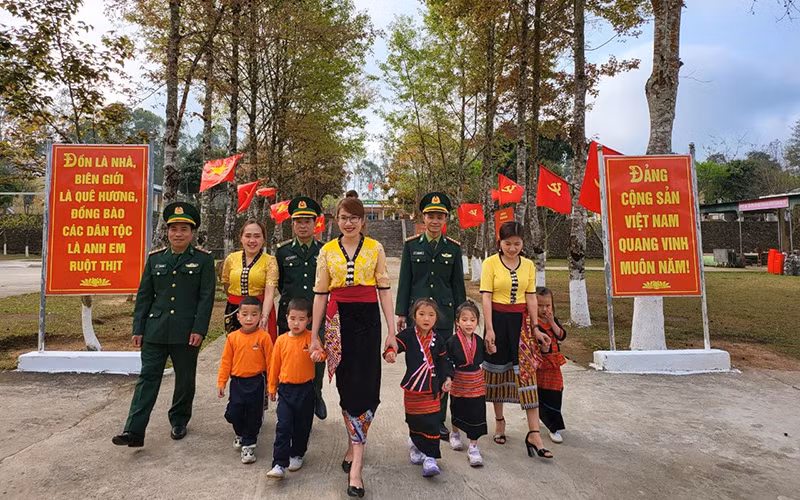 Cán bộ, chiến sĩ Đồn Biên phòng Keng Đu, huyện Kỳ Sơn (Nghệ An) với trẻ em dân tộc Khơ Mú.