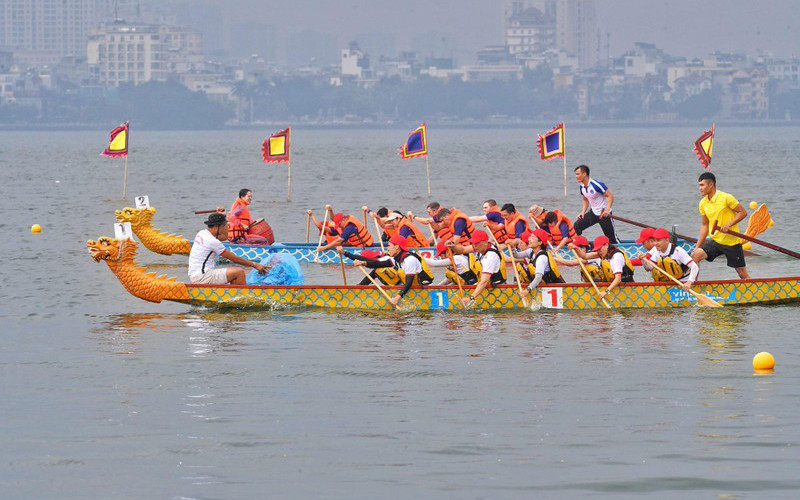 Các vận động viên tham gia Giải Bơi chải thuyền rồng Hà Nội mở rộng năm 2022 tại Hồ Tây. (Ảnh CHÍ DŨNG)