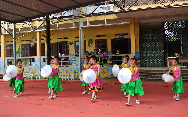 Tiết mục văn nghệ của học sinh Trường phổ thông dân tộc bán trú tiểu học Trung Chải (Sa Pa, Lào Cai).
