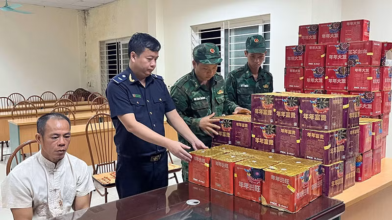 Tang vật vụ vận chuyển pháo lậu do Đồn Biên phòng Bát Xát (Lào Cai) cùng lực lượng chức năng bắt giữ. (Ảnh Xuân Dũng)