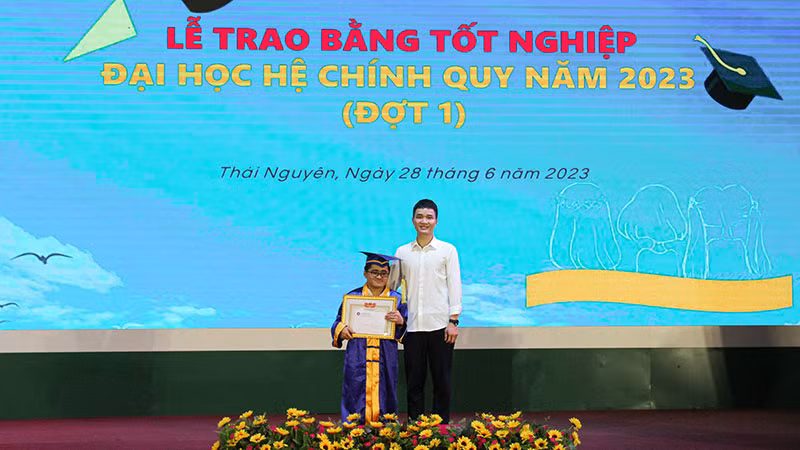 Nguyễn Công Duy (bên trái) và Bùi Đắc Trung tại lễ trao bằng tốt nghiệp Trường Ngoại ngữ (Đại học Thái Nguyên).