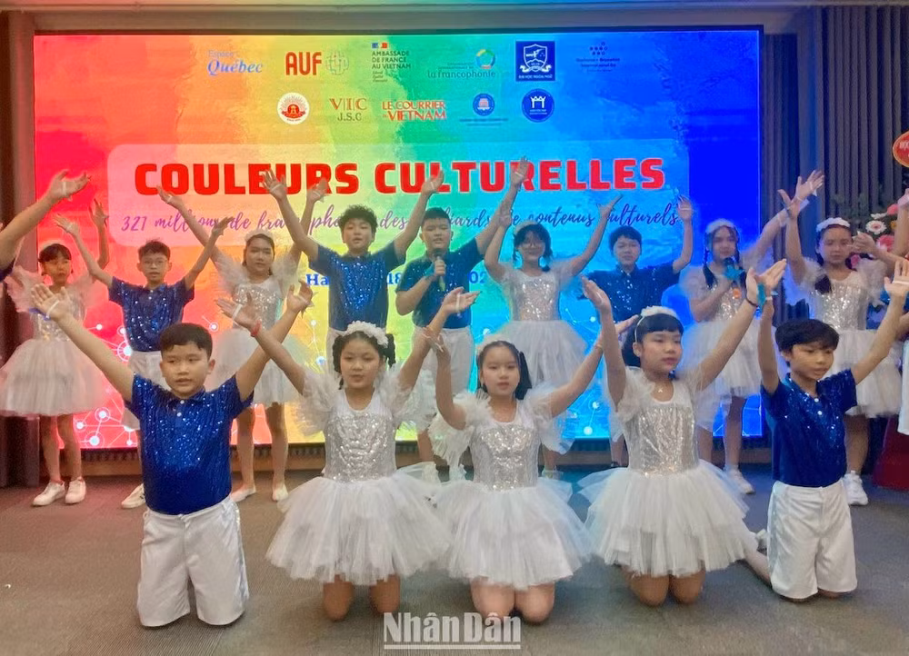 Học sinh biểu diễn văn nghệ chào mừng Ngày hội