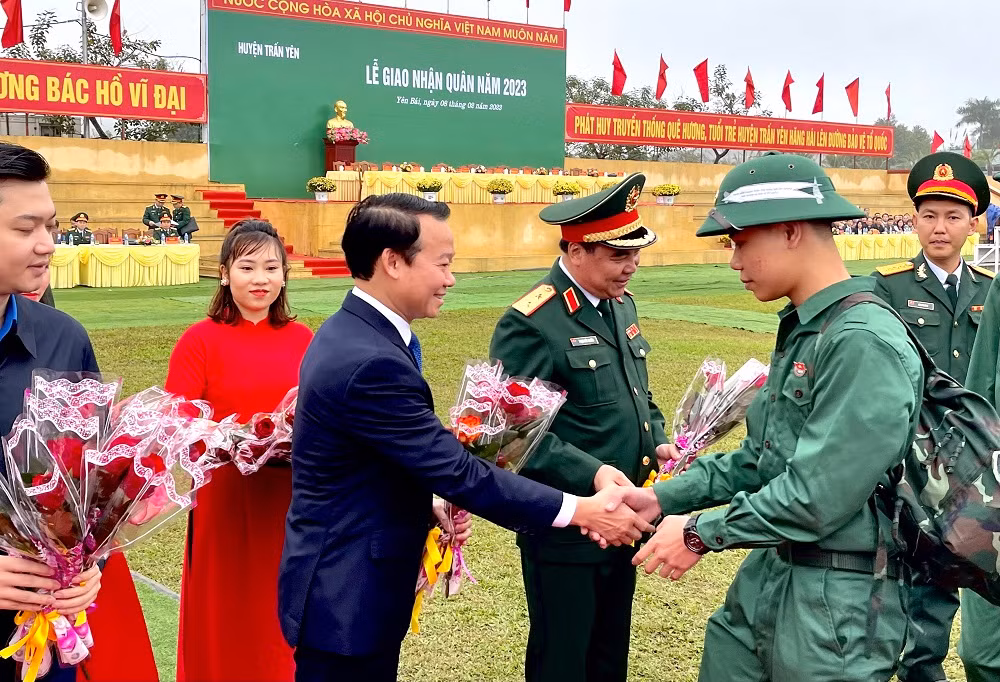 Đồng chí Đỗ Đức Duy, Ủy viên Trung ương Đảng, Bí thư Tỉnh ủy tặng hoa chúc mừng tân binh.
