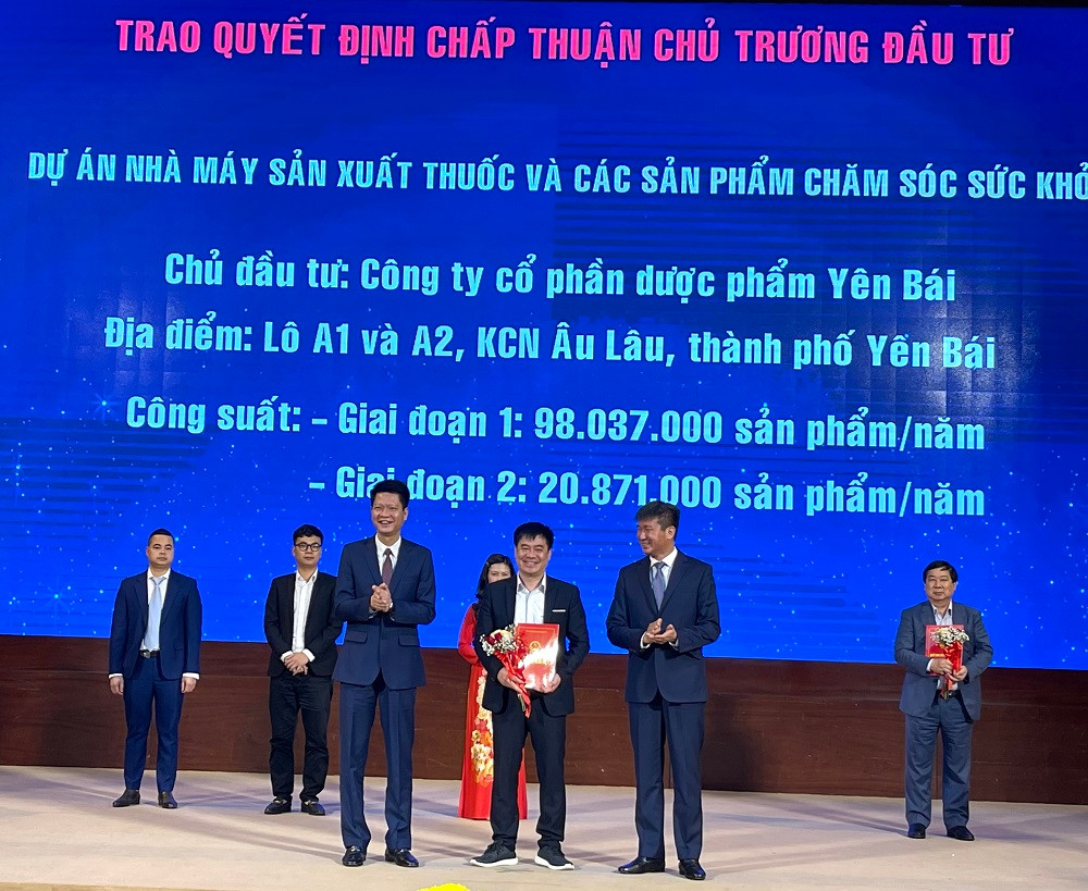 Chủ tịch Ủy ban nhân dân tỉnh Trần Huy Tuấn trao quyết định chấp nhận đầu tư cho Công ty cổ phần Dược phẩm Yên Bái.