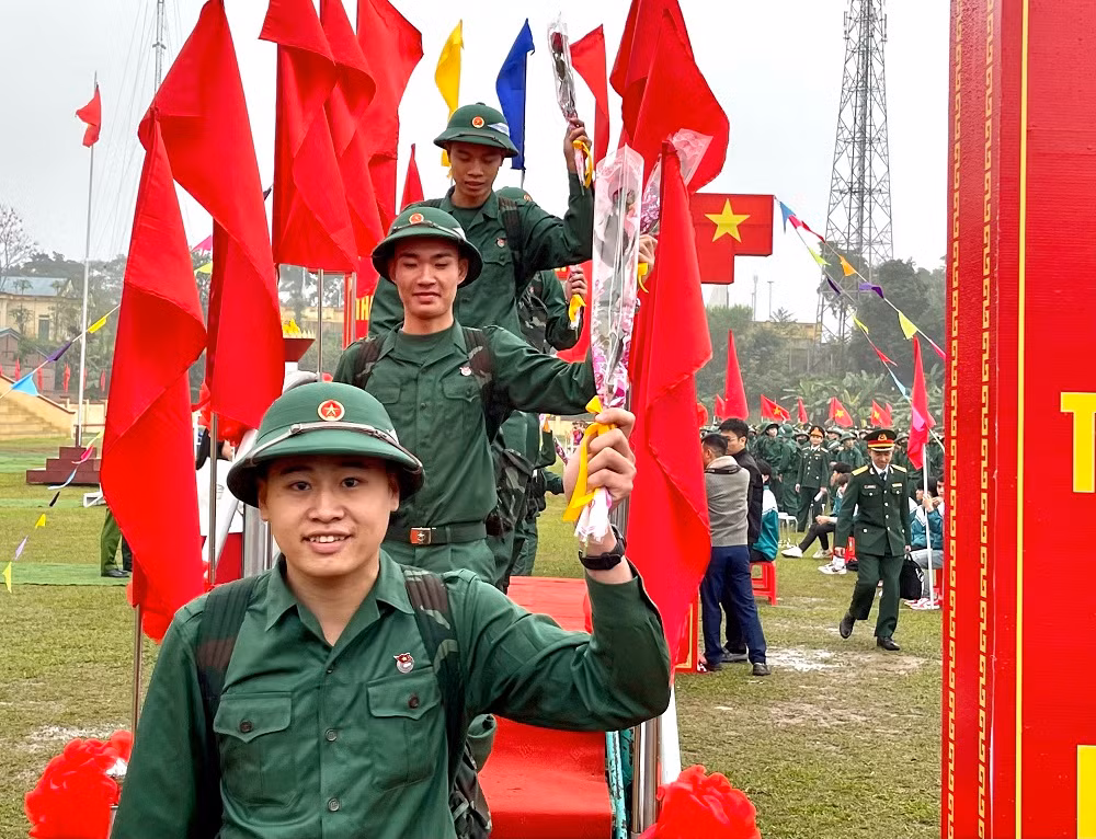 Thanh niên Yên Bái hăng hái lên đường bảo vệ Tổ quốc.