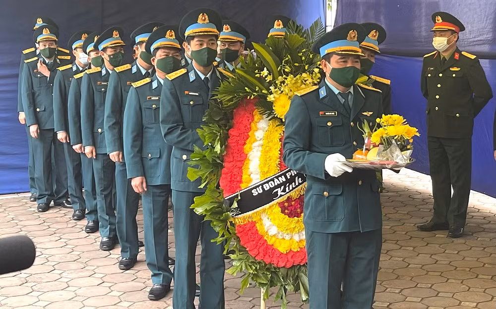 Đoàn cán bộ chiến sĩ Quân đội đến viếng.