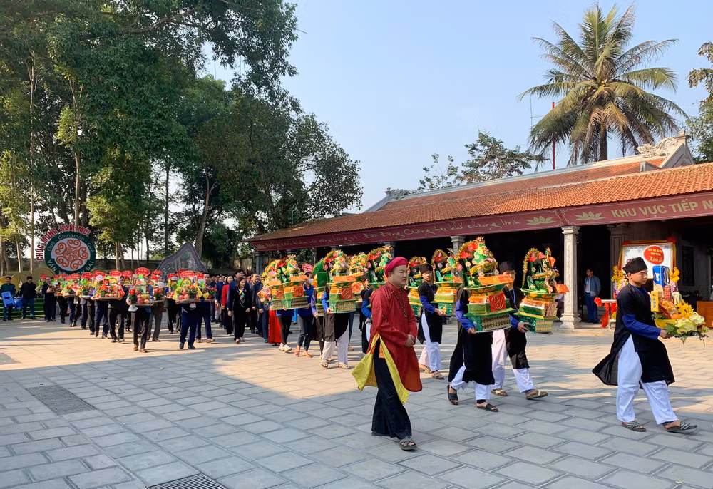 Màn dâng lễ vật cùng Mẫu.