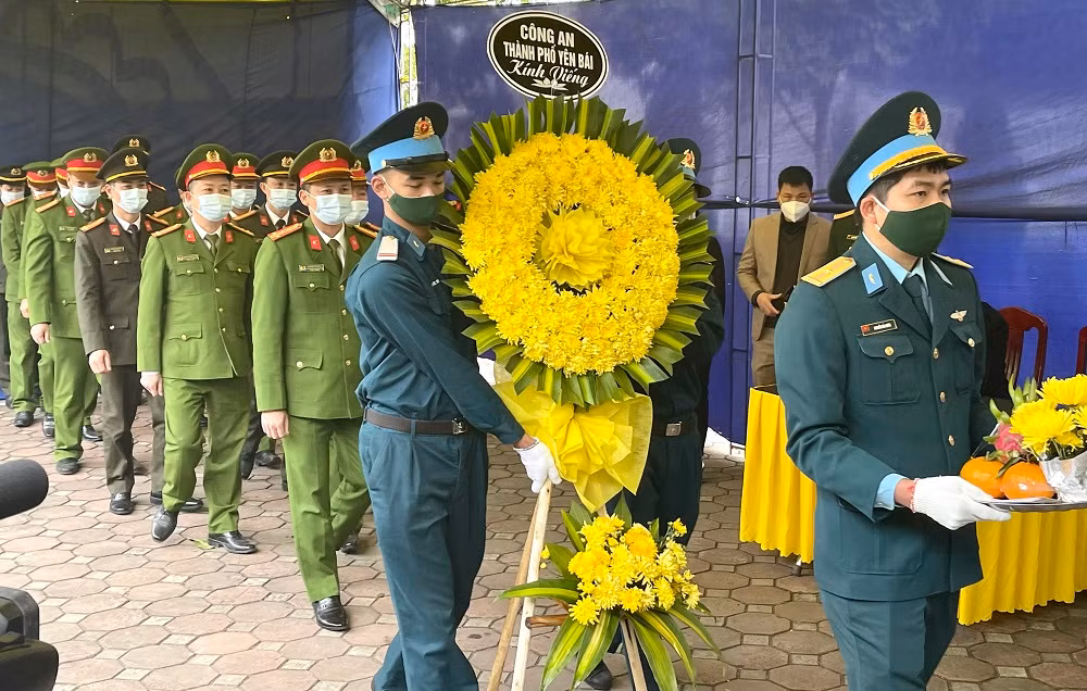 Đoàn viếng của Công an thành phố Yên Bái.