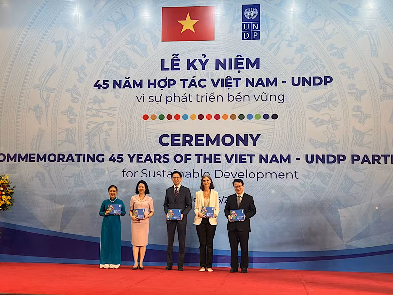 Trưởng đại diện thường trú UNDP tại Việt Nam trao Sách ảnh 45 năm quan hệ đối tác Việt Nam – UNDP vì Phát triển bền vững cho đại diện lãnh đạo các bộ, ngành.