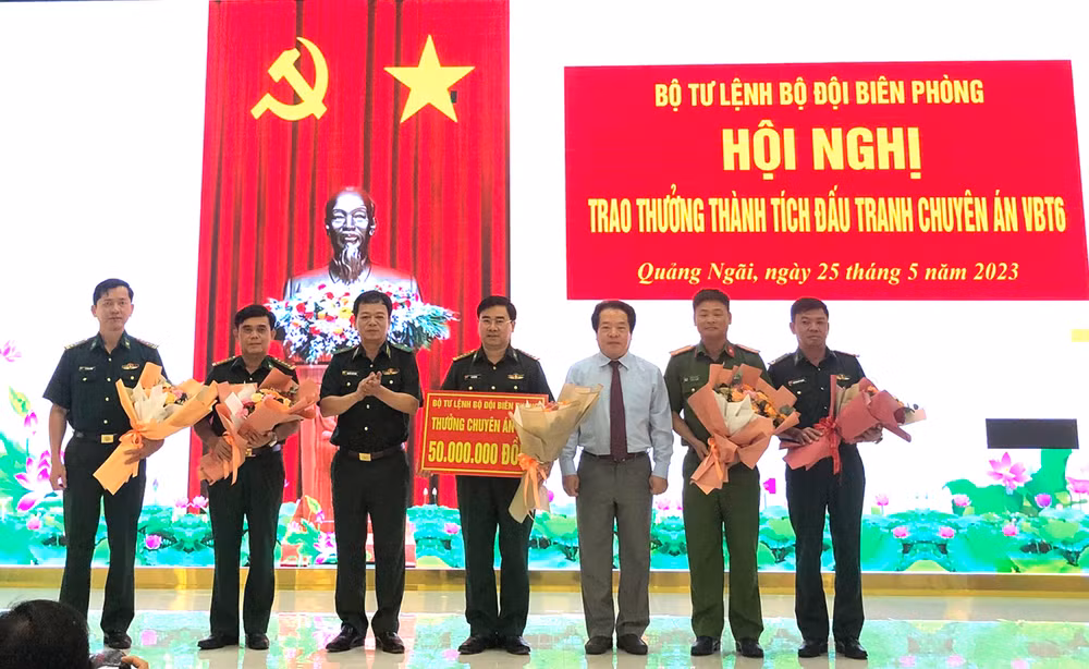 Lãnh đạo Bộ đội Biên phòng và Ủy ban nhân dân tỉnh Quảng Ngãi trao số tiền thưởng 50 triệu đồng cho các đơn vị tham gia chuyên án VBT6. 
