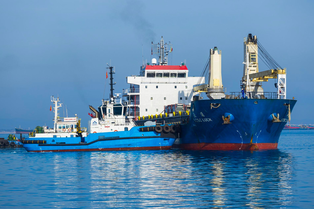 Tàu MV SCSC Luck là tàu thương mại đầu tiên cập cảng tổng hợp container Hòa Phát Dung Quất.