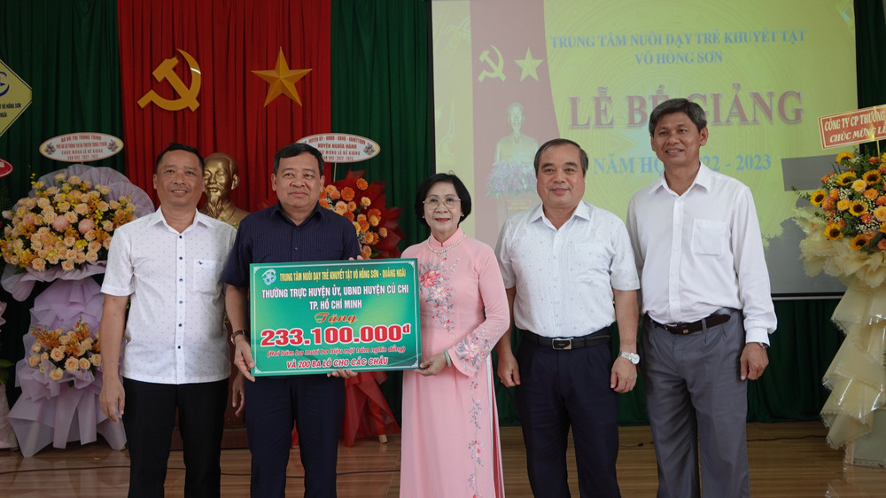 Nguyễn Thị Thu Hà, Giám đốc Trung tâm Nuôi dạy trẻ khuyết tật Võ Hồng Sơn đón nhận tình cảm, sự chung tay chia sẻ từ các cơ quan, doanh nghiệp, địa phương và nhà hảo tâm. 