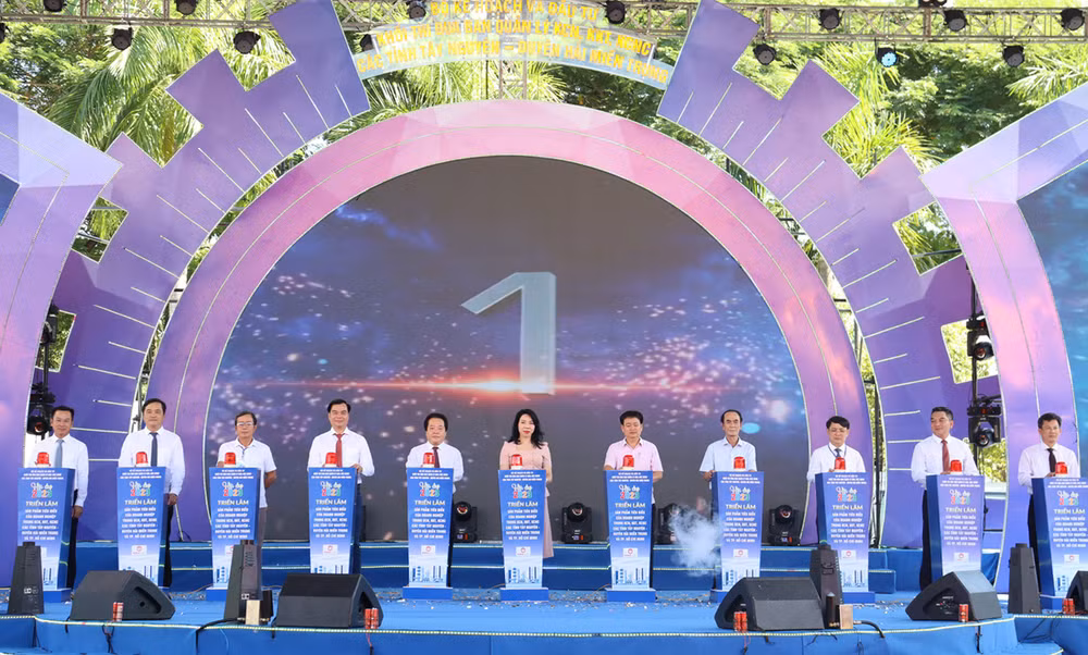 Ấn nút khai mạc Hội chợ triển lãm sản phẩm tiêu biểu của doanh nghiệp các tỉnh Tây Nguyên-Duyên hải miền trung và Thành phố Hồ Chí Minh năm 2023.