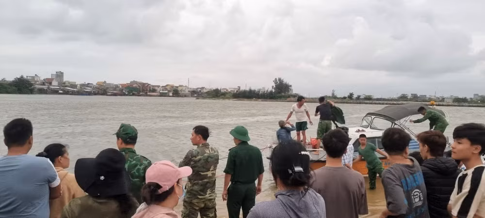 Lực lượng cứu hộ tổ chức tìm kiếm nạn nhân. 