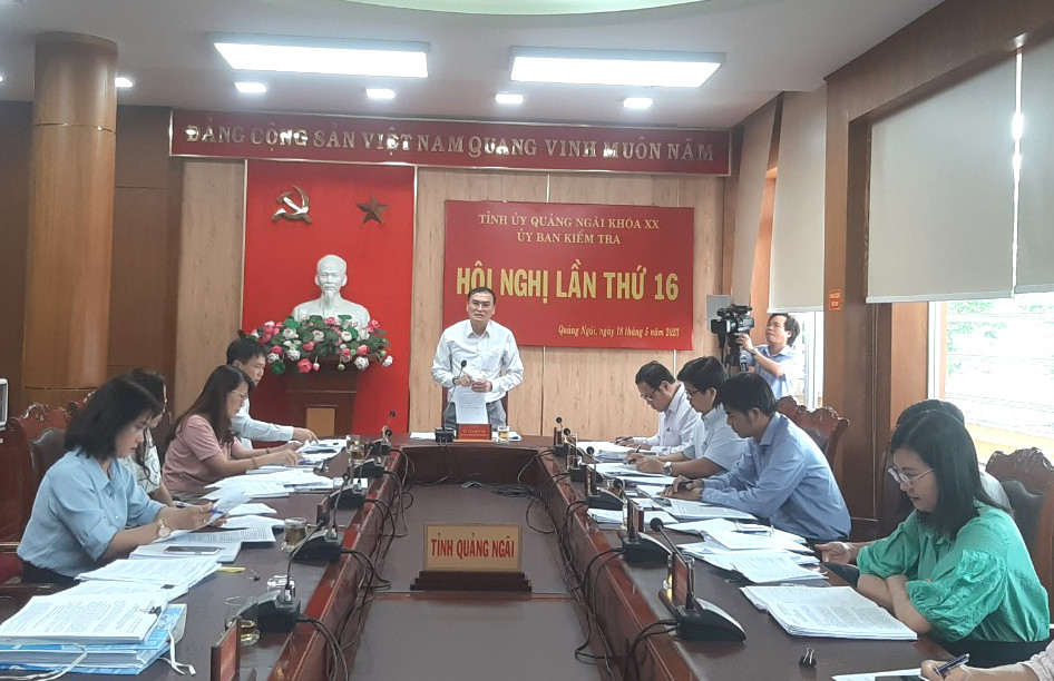 Đồng chí Võ Văn Quỳnh, Chủ nhiệm Ủy ban Kiểm tra Tỉnh ủy Quảng Ngãi chủ trì kỳ họp thứ 16.