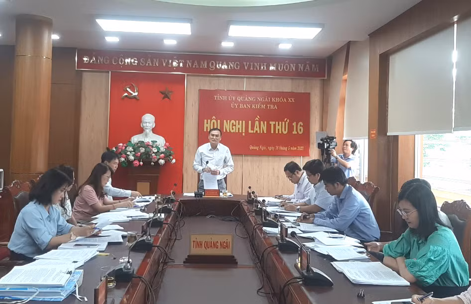 Đồng chí Võ Văn Quỳnh, Chủ nhiệm Ủy ban Kiểm tra Tỉnh ủy Quảng Ngãi chủ trì kỳ họp thứ 16.