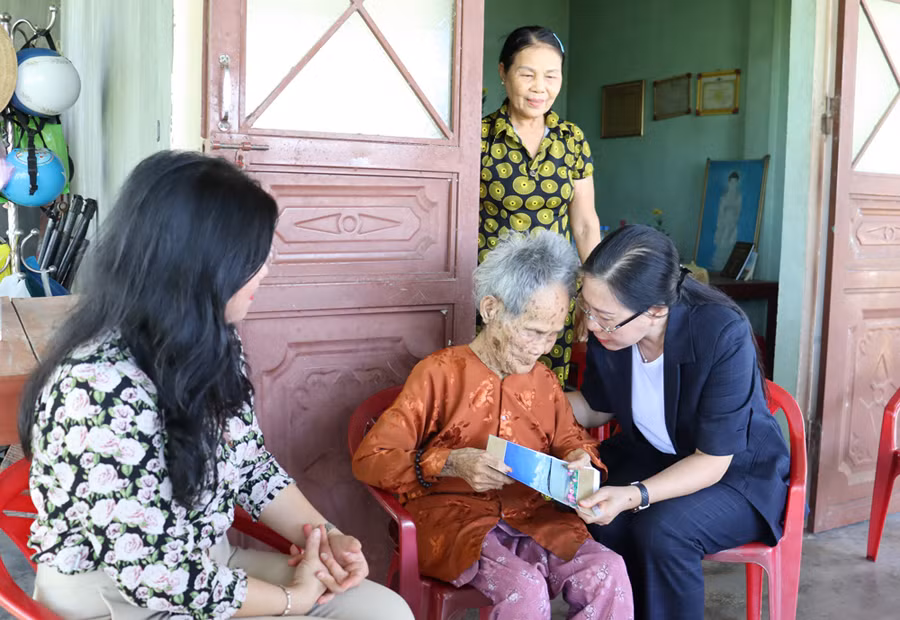 Ủy viên Trung ương Đảng, Bí thư Tỉnh ủy, Chủ tịch Hội đồng nhân dân tỉnh Quảng Ngãi Bùi Thị Quỳnh Vân thăm hỏi, tặng quà Mẹ Việt Nam Anh hùng Lý Thị Đây, ở xã Tịnh Hiệp, huyện Sơn Tịnh.