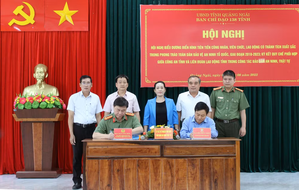 Lãnh đạo Công an tỉnh Quảng Ngãi và Liên đoàn Lao động tỉnh Quảng Ngãi ký kết quy chế phối hợp trong công tác bảo đảm an ninh, trật tự.