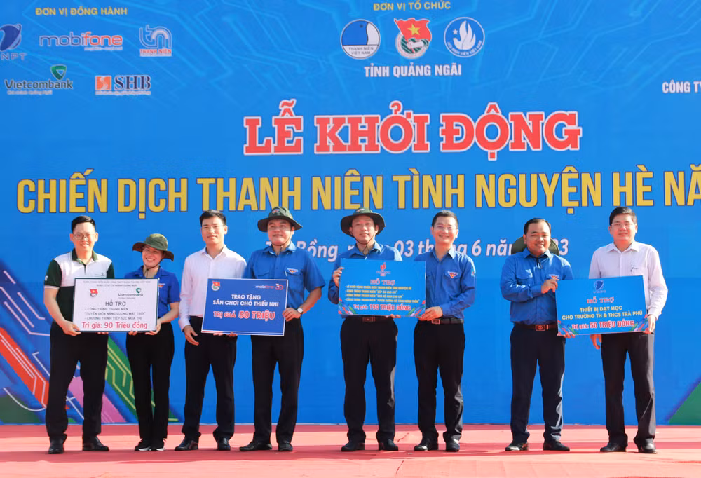 Lãnh đạo Tỉnh đoàn Quảng Ngãi nhận biểu trưng hỗ trợ xây dựng các công trình thanh niên.