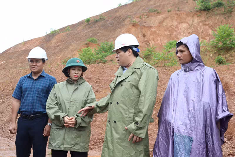 Phó Chủ tịch Ủy ban nhân dân tỉnh Quảng Ngãi Trần Phước Hiền kiểm tra các điểm sạt lở nguy hiểm tại huyện miền núi Sơn Hà.