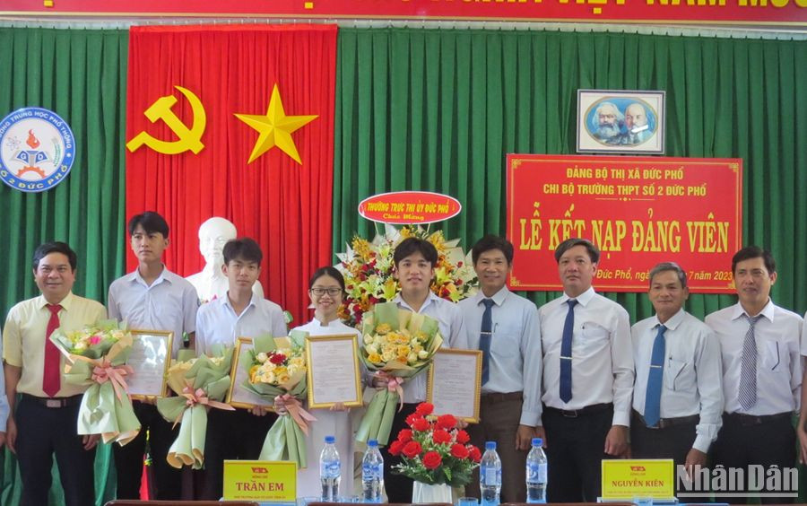 Thời gian gần đây, công tác phát triển đảng viên là học sinh trung học phổ thông ở Quảng Ngãi được các cấp ủy, tổ chức đảng quan tâm đúng mức.