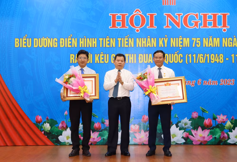 Thừa ủy quyền của Thủ tướng Chính phủ, lãnh đạo tỉnh Quảng Ngãi trao trao tặng danh hiệu “Chiến sĩ thi đua toàn quốc” cho 2 cá nhân tỉnh Quảng Ngãi có thành tích xuất sắc trong phong trào thi đua yêu nước.