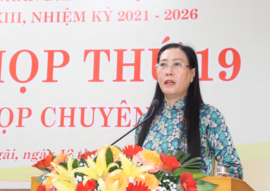 Đồng chí Bùi Thị Quỳnh Vân, Ủy viên Trung ương Đảng, Bí thư Tỉnh ủy, Chủ tịch Hội đồng nhân dân tỉnh Quảng Ngãi phát biểu tại kỳ họp.