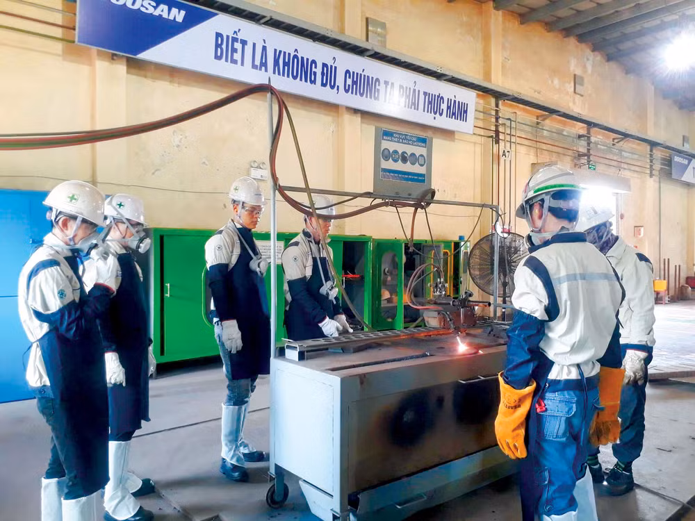 Các học viên thực hành hàn tại Trung tâm Đào tạo Doosan Vina.