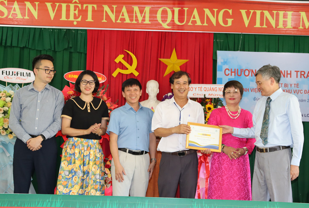 Gia đình Giáo sư, Tiến sĩ, Nhà giáo Nhân dân Đào Văn Long trao biểu trưng tặng hệ thống máy siêu âm thế hệ mới cho lãnh đạo Bệnh viện Đặng Thùy Trâm.