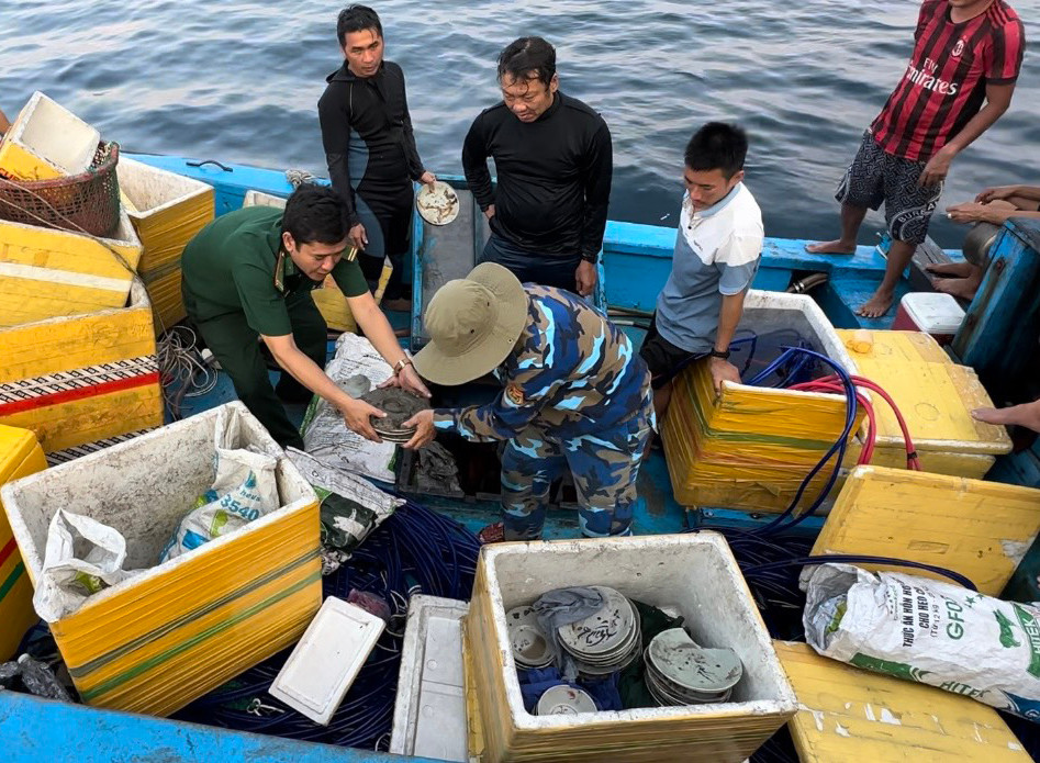 Lực lượng Bộ đội Biên phòng Quảng Ngãi kiểm đếm, tạm giữ số hiện vật gốm sứ do các ngư dân trên tàu cá BĐ 10546TS khai thác trái phép trên vùng biển huyện Bình Sơn.