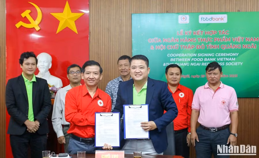 Lãnh đạo Hội Chữ thập đỏ tỉnh Quảng Ngãi và Ngân hàng thực phẩm Việt Nam ký kết Chương trình hỗ trợ người yếu thế tiếp cận nguồn thực phẩm cộng đồng.