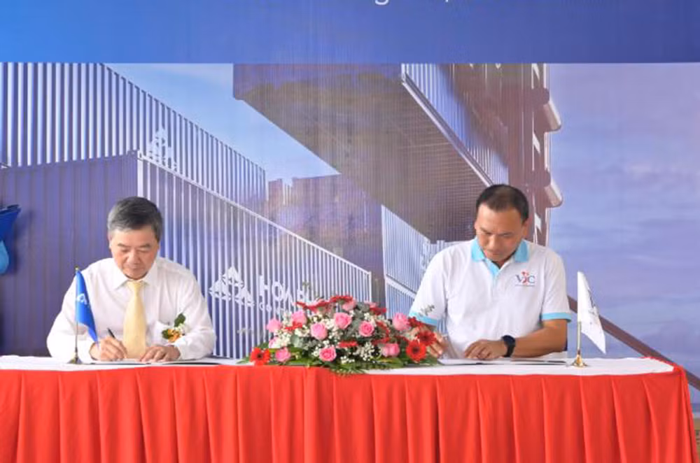 Lãnh đạo Công ty cổ phần sản xuất container Hòa Phát ký kết hợp đồng tiếp theo cùng Công ty New Way Lines với số lượng 500 container loại 20 feet.