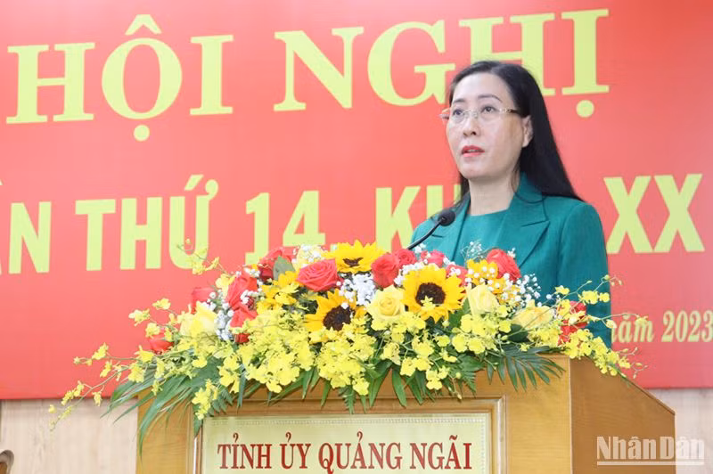 Đồng chí Bùi Thị Quỳnh Vân, Ủy viên Trung ương Đảng, Bí thư Tỉnh ủy, Chủ tịch Hội đồng nhân dân tỉnh Quảng Ngãi phát biểu tại Hội nghị. 