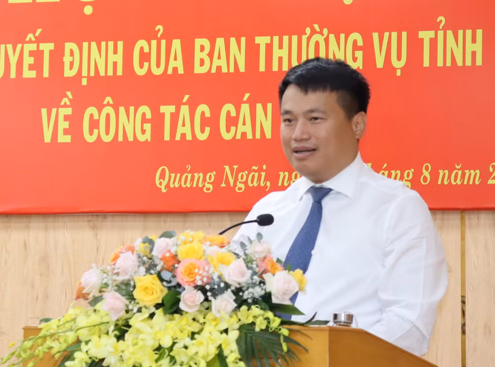 Đồng chí Đặng Ngọc Huy, Phó Bí thư Thường trực Tỉnh ủy Quảng Ngãi, Trưởng Đoàn đại biểu Quốc hội tỉnh Quảng Ngãi phát biểu tại hội nghị.