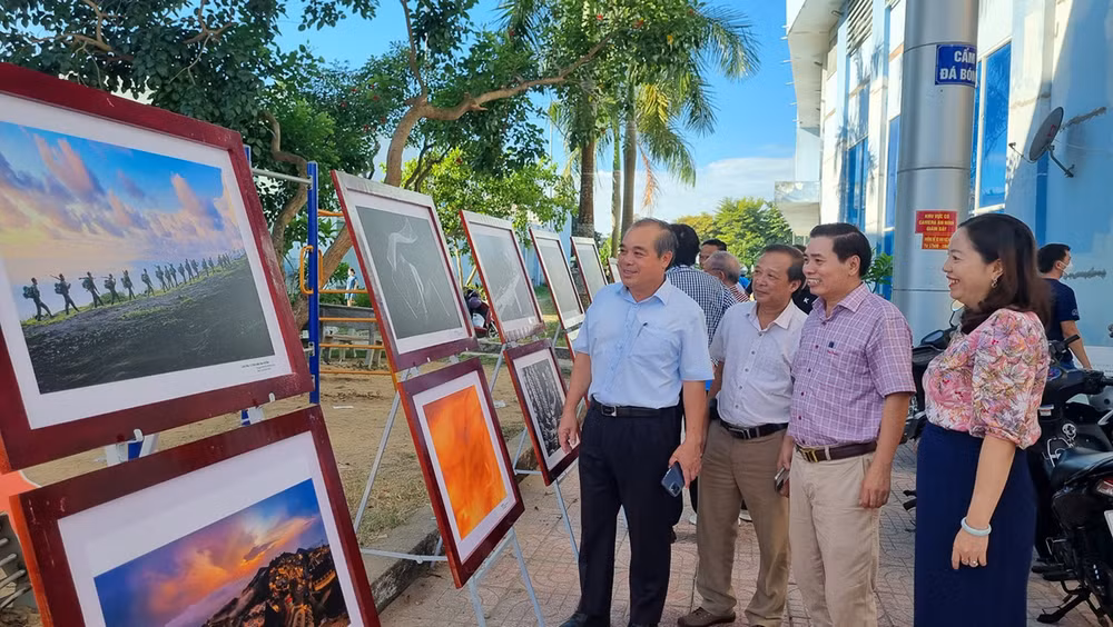 Các đại biểu tham quan trưng bày ảnh tại Liên hoan ảnh nghệ thuật khu vực Nam Trung Bộ và Tây Nguyên lần thứ 28, năm 2023.
