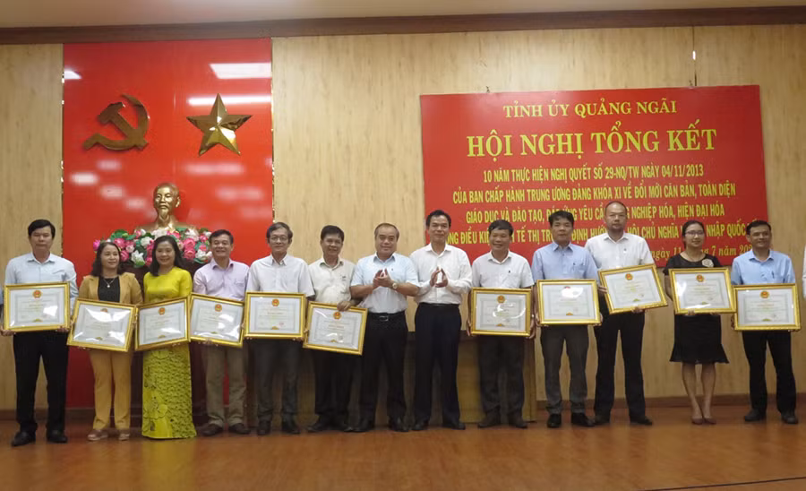 Trao Bằng khen của Ủy ban nhân dân tỉnh Quảng Ngãi cho các tập thể có thành tích xuất sắc trong việc thực hiện Nghị quyết 29-NQ/TW. 
