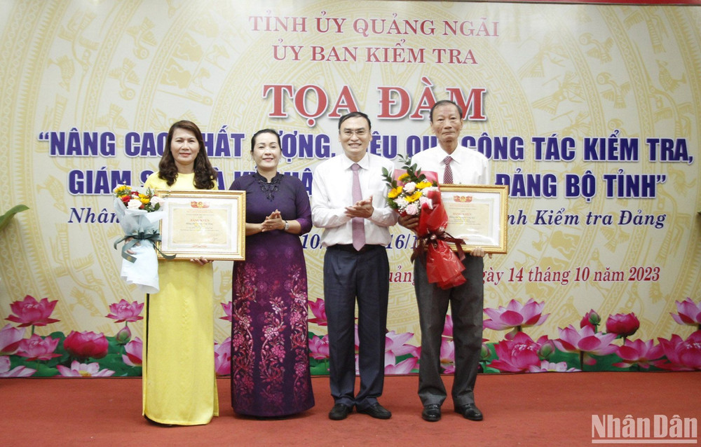 Trao Bằng khen của Ủy ban Kiểm tra Trung ương cho 2 cá nhân có thành tích đóng góp tích cực cho ngành Kiểm tra Đảng.
