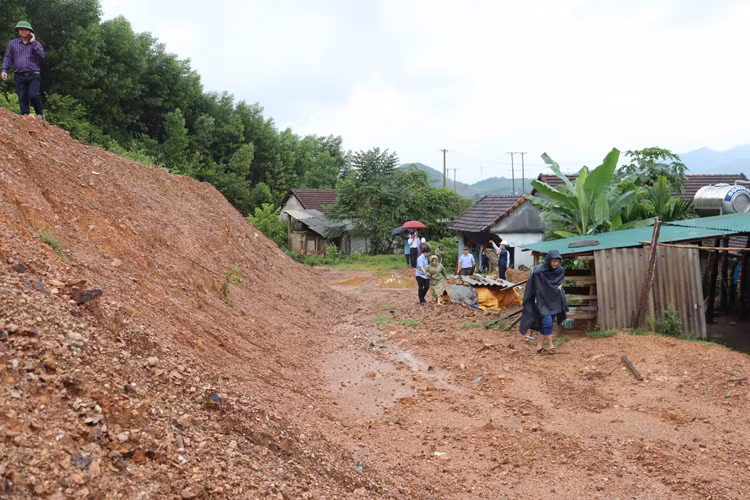 Người dân sống dưới chân núi Van Cà Vãi nơm nớp lo âu sạt lở núi, đe dọa đến tính mạng và tài sản.
