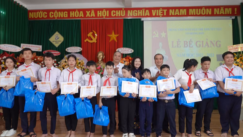 Lãnh đạo Bộ Lao động-Thương binh và Xã hội cùng Ủy ban nhân dân tỉnh Quảng Ngãi trao thưởng, động viên các em khuyết tật tại Trung tâm.