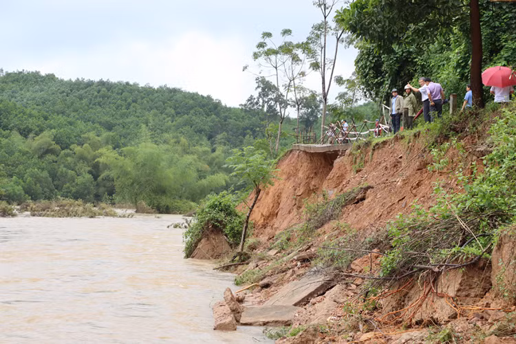 Sạt lở nghiêm trọng trên tuyến đường bê-tông xi măng từ Ủy ban nhân dân xã Sơn Bao đi thôn Nước Bao, với chiều dài sạt lở khoảng 200m.