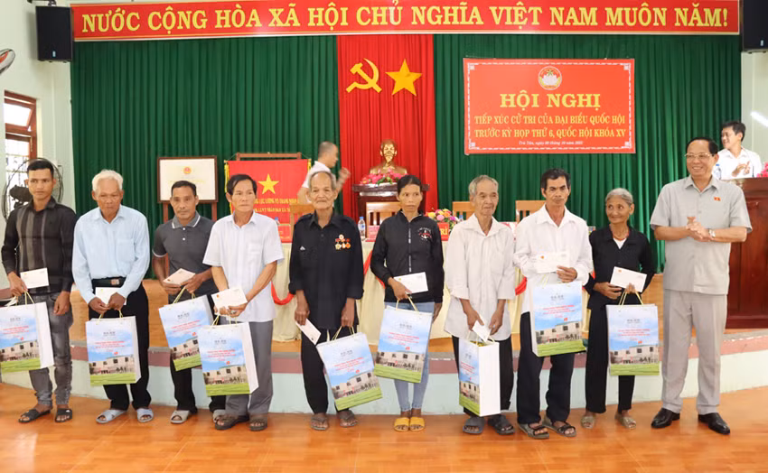 Phó Chủ tịch Quốc hội Trần Quang Phương tặng quà cho gia đình chính sách và hộ nghèo ở huyện miền núi Trà Bồng (Quảng Ngãi).