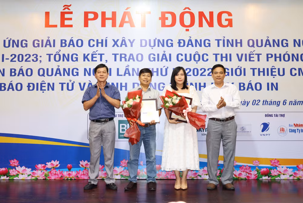 Trao giải B cho tác giả Ý Thu với tác phẩm “Lòng mẹ bao la” và tác giả Phạm Anh với tác phẩm “Những người thầy cắm bản”.