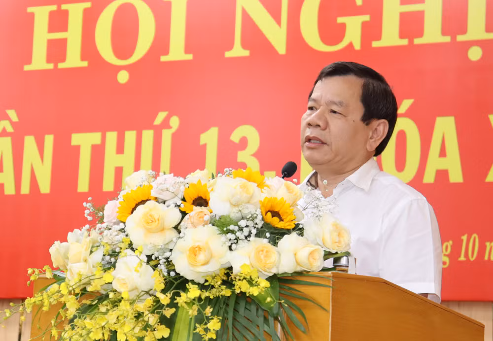 Chủ tịch Ủy ban nhân dân tỉnh Quảng Ngãi Đặng Văn Minh báo cáo tình hình phát triển kinh tế-xã hội của tỉnh trong 9 tháng đầu năm 2023.