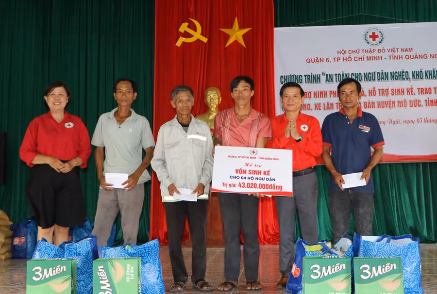 Hỗ trợ vốn sinh kế cho ngư dân nghèo cải thiện điều kiện lao động an toàn.