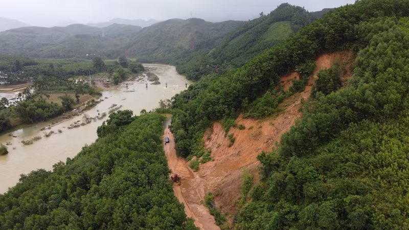 Tuyến ĐH 77 đi hướng hồ Nước Trong, xã Sơn Bao, huyện miền núi Sơn Hà bị sạt lở với chiều dài khoảng 75m.