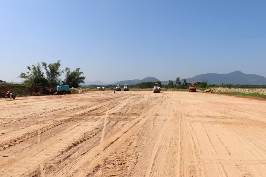 Quảng Ngãi cam kết bàn giao mặt bằng dự án cao tốc Quảng Ngãi-Hoài Nhơn, đoạn qua địa bàn tỉnh đúng mốc thời gian quy định. Quảng Ngãi cam kết bàn giao mặt bằng dự án cao tốc Quảng Ngãi-Hoài Nhơn, đoạn qua địa bàn tỉnh đúng mốc thời gian quy định.