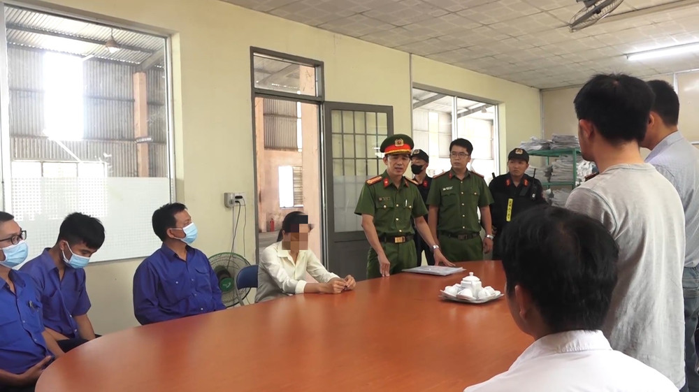 Lực lượng chức năng thực hiện Lệnh khám xét nơi làm việc của các bị can trong vụ án hình sự “Giả mạo trong công tác” xảy ra tại Trung tâm đăng kiểm xe cơ giới 76-02D. (Ảnh: Công an Quảng Ngãi cung cấp) 